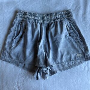 Vuori Dash Short Grey Camo